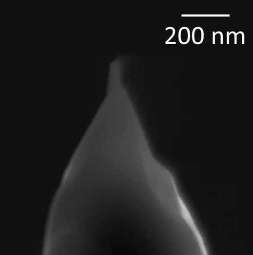 Die mikroskopisch geschliffene Spitze eines Mondkristalls (credit: Jennika Greer).